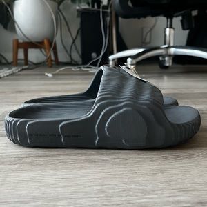 Adidas Adilette 22 in Dark Grey